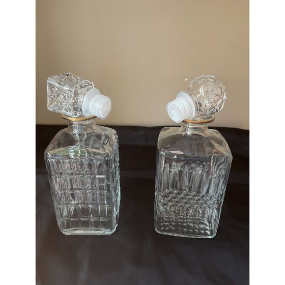 2 Glass Decanters - Picture 5 of 8